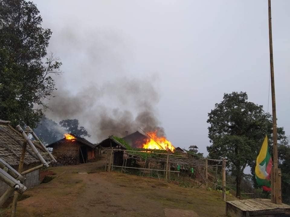 ကရင်နီပူးပေါင်းတပ်မှ စခန်းအားသိမ်းပိုက်ပြီးနောက် မီးရှို့နေစဉ်၊ ဓာတ်ပုံ -Kn.A.C