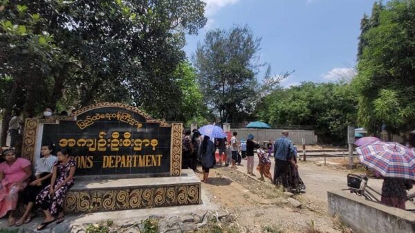 (အင်းစိန်အကျဉ်းထောင်ရှေ့တစ်နေရာတွင် တွေ့ရစဉ်၊ဓာတ်ပုံ - လူထုနွေဦး)