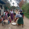 မူးကမ်းကြီးရွာ အိမ်မီးရှို့ခံရသည့် ပြည်သူများအား လှူဒါန်းနေစဥ်။ ဓာတ်ပုံ-KURDAF