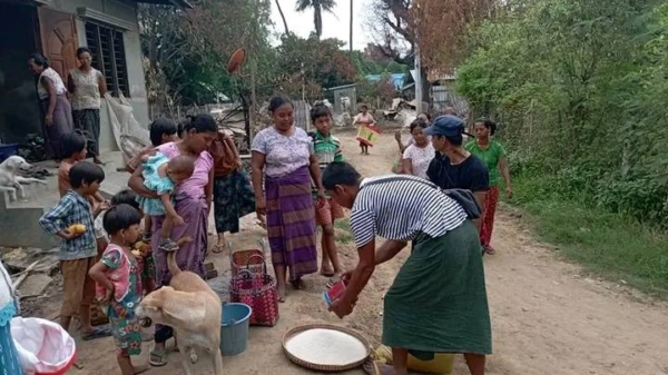 မူးကမ်းကြီးရွာ အိမ်မီးရှို့ခံရသည့် ပြည်သူများအား လှူဒါန်းနေစဥ်။ ဓာတ်ပုံ-KURDAF