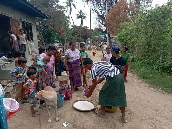 မူးကမ်းကြီးရွာ အိမ်မီးရှို့ခံရသည့် ပြည်သူများအား လှူဒါန်းနေစဥ်။ ဓာတ်ပုံ-KURDAF