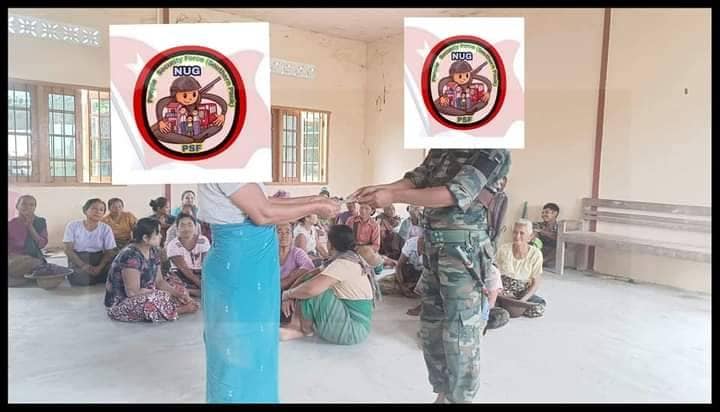 (စစ်ဘေးနှင့်မီးဘေးသင့်ပြည်သူများအား ပေါက် ပ.လ.ဖ အဖွဲ့က အလှူငွေပေးလှုနေစဥ်။ ။ဓါတ်ပုံ-ပေါက် ပ.လ.ဖ)