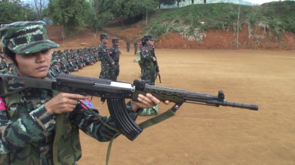 (AAမှ စစ်သည်အမျိုးသမီးတစ်ဦးကို တွေ့ရစဥ်)