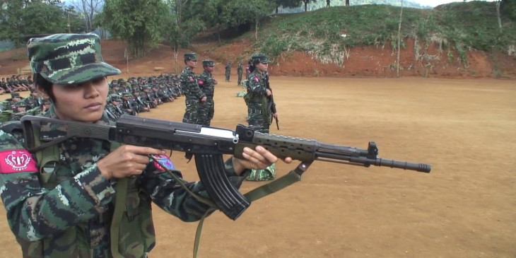 (AAမှ စစ်သည်အမျိုးသမီးတစ်ဦးကို တွေ့ရစဥ်)