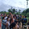 (အောင်ပွဲဖြင့် ပြန်လာသော ပြည်သူ့ကာကွယ်ရေးရဲဘော်များကို ဒေသခံပြည်သူများက သပြေပန်းများဖြင့် ကြိုဆိုနေစဥ်၊ ဓာတ်ပုံ - Taze PDF)