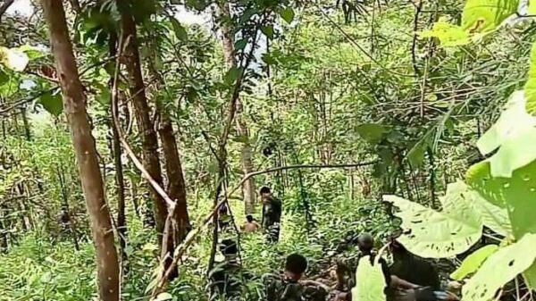 (Indaw Revolutionမှ ရဲဘော်များအား ရှေ့တန်းတစ်နေရာ၌ တွေ့ရစဉ်)