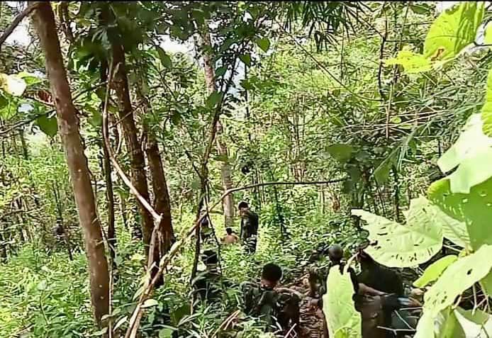 (Indaw Revolutionမှ ရဲဘော်များအား ရှေ့တန်းတစ်နေရာ၌ တွေ့ရစဉ်)