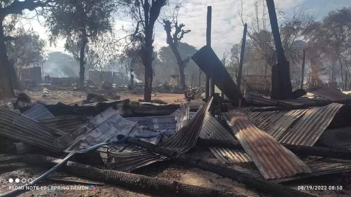 ရွာလုံးကျွတ်နီးပါးမီးရှို့ခံရသည့် တရော် (ငတမျှော်) ကျေးရွာအတွင်းအား တွေ့ရစဥ်။ ဓာတ်ပုံ-Yaylalkyunnews