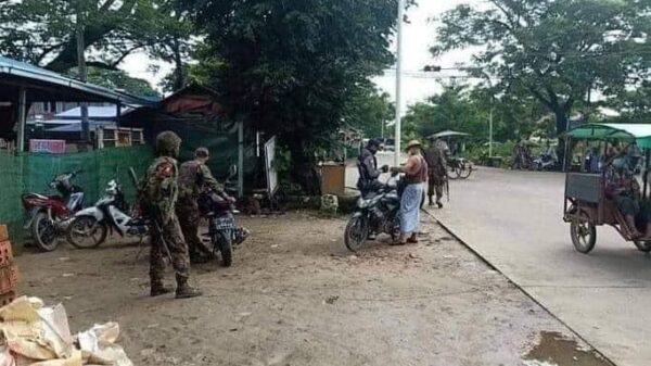 (တောင်ဒဂုံမြို့နယ်တွင် စစ်ကောင်စီတပ်သားများက လမ်းသွားလမ်းလာ ပြည်သူများအား စစ်ဆေးနေစဉ်)