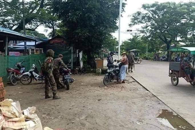 (တောင်ဒဂုံမြို့နယ်တွင် စစ်ကောင်စီတပ်သားများက လမ်းသွားလမ်းလာ ပြည်သူများအား စစ်ဆေးနေစဉ်)