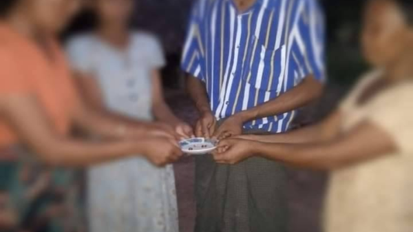 အရာတော်တွင် အမျိုးသမီးသုံးဦးက PDFတပ်ဖွဲ့အား နားကပ်များချွတ်လှူ