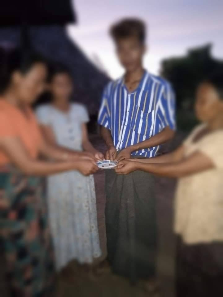 အရာတော်တွင် အမျိုးသမီးသုံးဦးက PDFတပ်ဖွဲ့အား နားကပ်များချွတ်လှူ