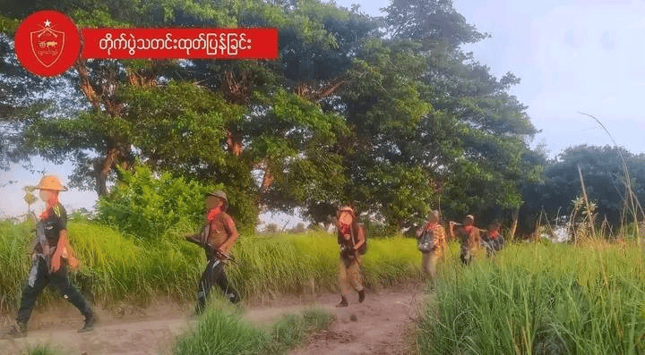 (စစ်ဆင်ရေးသွားရောက်နေသည့် ဒေသတွင်း ပြည်သူ့ကာကွယ်ရေးအဖွဲ့ဝင်များအား တွေ့ရစဥ်။ဓာတ်ပုံ - Shwe Lal Kyun PDF)