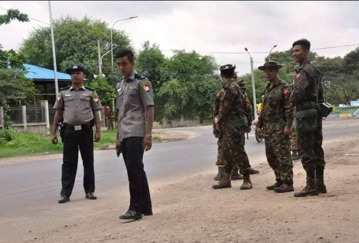 (မုံရွာခရိုင်အတွင်း လမ်းပိုင်းတစ်နေရာတွင် တွေ့ရသည့်စစ်​ကောင်စီတပ်သားများ ။ ။ဓါတ်ပုံ-CJ)