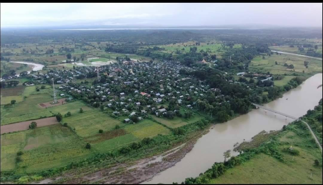 (ထိတွေ့တိုက်ပွဲဖြစ်ပွားနေသော ဂန့်ဂေါမြို့နယ် မင်းရွာအား တွေ့ရစဥ်၊ ဓာတ်ပုံ PDF GANGAW)