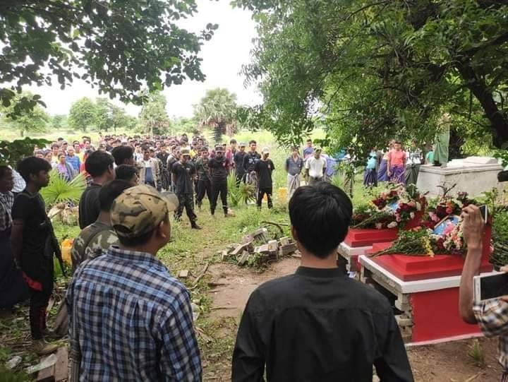 (ကျဆုံးရဲဘော်နှစ်ဦးအား ဂူသွင်းသင်္ဂြိုလ်ပေးနေစဥ်။ ဓာတ်ပုံ-တမာမြေပျောက်ကျားတပ်ဖွဲ့)