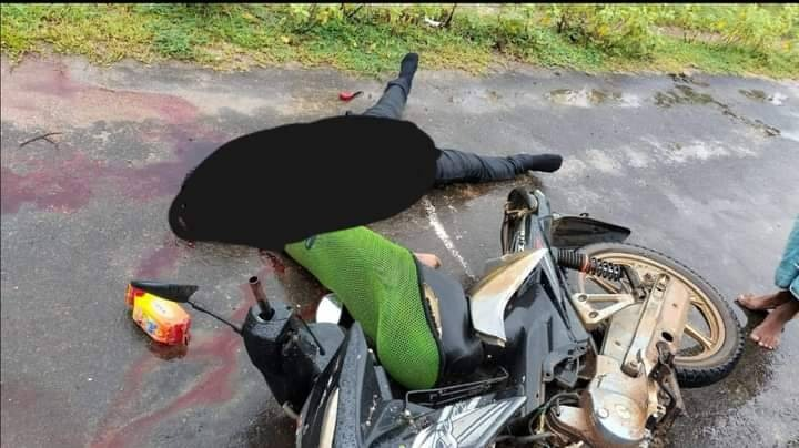 စစ်ကောင်စီတပ် သတ်ဖြတ်သွားသော ရုပ်အလောင်းများနှင့် မီးရှိ့ဖျက်ဆီးသွားသောယာဥ်များအား တွေ့ရစဥ်။ ဓာတ်ပုံ-PAN(Kani)