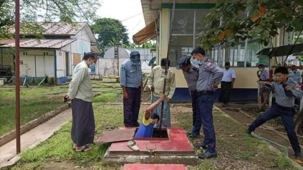 စစ်​ကောင်စီက သြဂုတ်လဆန်းပိုင်းကဆီဆိုင်များတွင်ဆီရှိ ၊မရှိလိုက်လံစစ်​ဆေး​နေစဥ် ။ ။ဓါတ်ပုံ-စစ်​ကောင်စီ