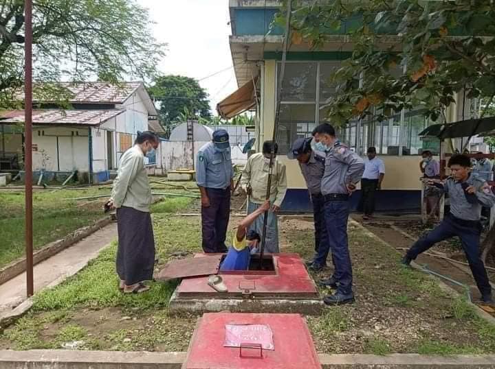 စစ်​ကောင်စီက သြဂုတ်လဆန်းပိုင်းကဆီဆိုင်များတွင်ဆီရှိ ၊မရှိလိုက်လံစစ်​ဆေး​နေစဥ် ။ ။ဓါတ်ပုံ-စစ်​ကောင်စီ