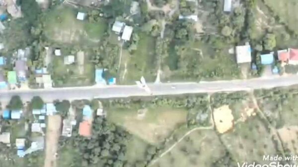 (ညောင်ပင်ဝန်းရဲစခန်းနှင့် မုံရွာ - မန္တလေးလမ်းမကြီးအား ဝေဟင်မှမြင်တွေ့ရစဥ်။)