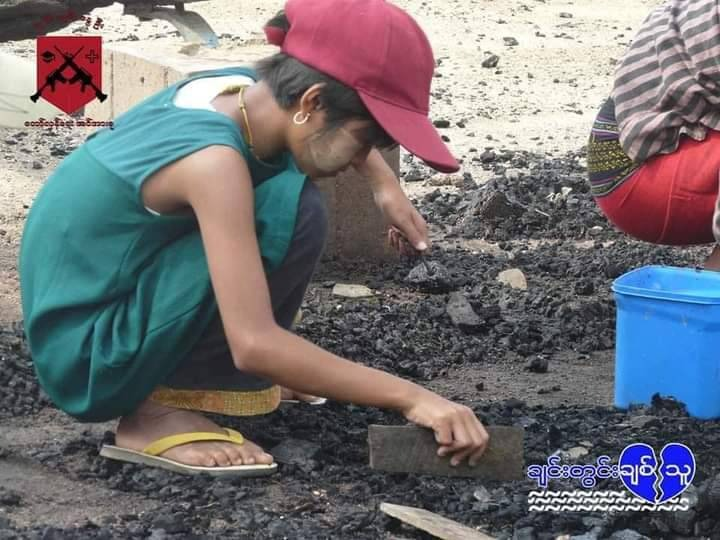 နေအိမ်မီးရှို့ခံရပြီးနောက် ပြာပုံများကြားမှ ပစ္စည်းအကြွင်းအကျန်များရှာဖွေနေသော မိန်းကလေးတစ်ဦးအား တွေ့ရစဥ်၊ ဓာတ်ပုံ - ချင်းတွင်း ချစ်သူ