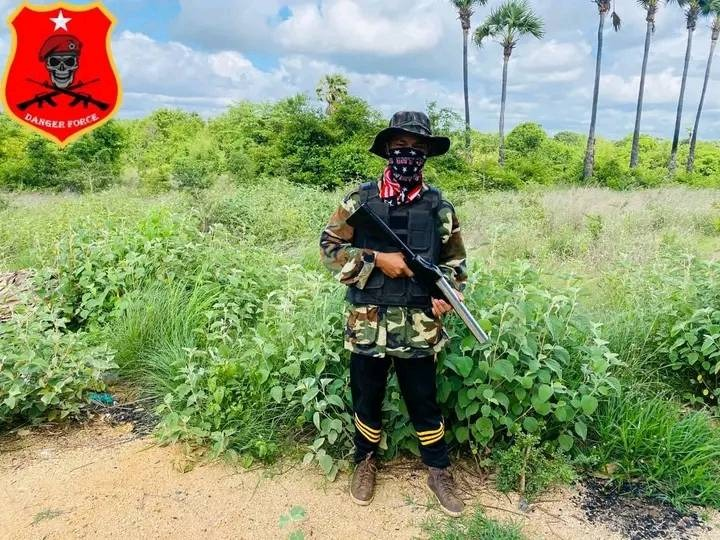 (ကင်းစခန်းအား ပစ်ခတ်ခဲ့သည့် လက်လုပ်(၄၀) မမအား ရဲဘော်တစ်ဦးကပြသ နေစဥ်။ဓာတ်ပုံ - Danger Force LPDF)