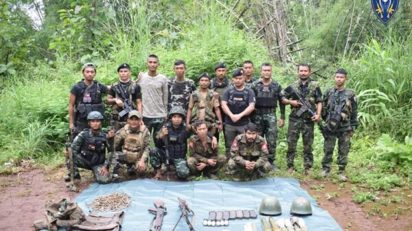 စစ်သုံ့ပန်းနှစ်ဦးနှင့် ​ကော်ဘရာစစ်​ကြောင်းမှစစ်​ကြောင်းမှုးအပါအဝင် တပ်ဖွဲ့ဝင်များ