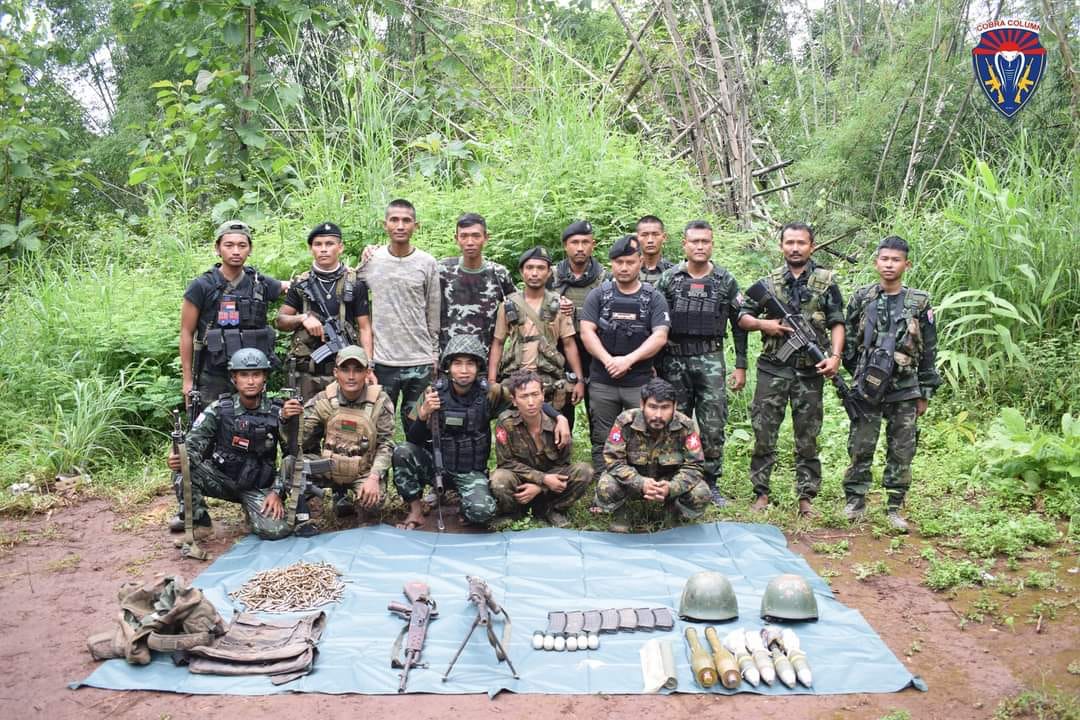စစ်သုံ့ပန်းနှစ်ဦးနှင့် ​ကော်ဘရာစစ်​ကြောင်းမှစစ်​ကြောင်းမှုးအပါအဝင် တပ်ဖွဲ့ဝင်များ