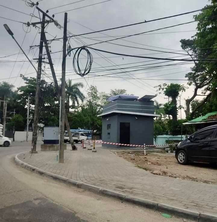 (ရန်ကုန်မြို့တွင် တွေ့ရသည့် စစ်ကောင်စီတပ် လုံခြုံရေးဘန်ကာတစ်ခုအား တွေ့ရစဉ်၊ ဓာတ်ပုံ - CJ)