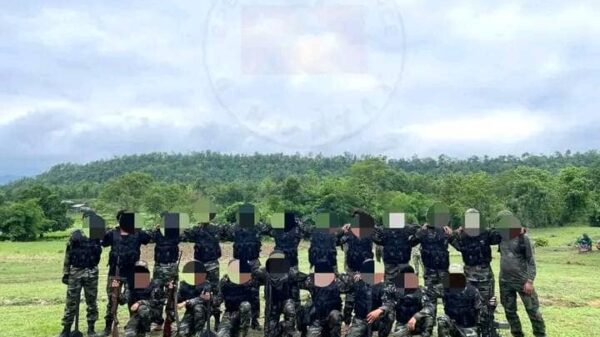 (အမိမြေတော်လှန်ရေးတပ်ဖွဲ့ဝင်ရဲဘော်များအား တွေ့ရစဥ်၊ဓာတ်ပုံ-အမိမြေ)