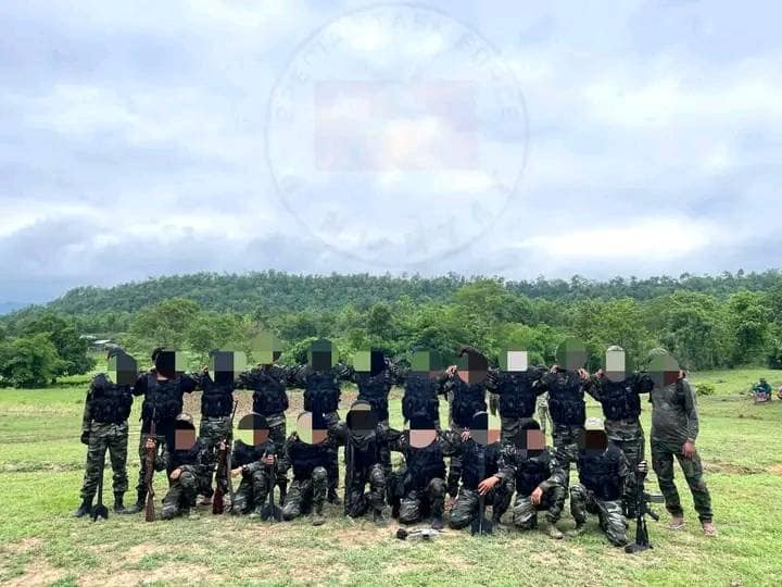 (အမိမြေတော်လှန်ရေးတပ်ဖွဲ့ဝင်ရဲဘော်များအား တွေ့ရစဥ်၊ဓာတ်ပုံ-အမိမြေ)