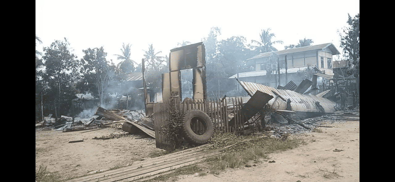 (ကျွန်းလှမြို့နယ် ဆည်အနောက်ဘက်ခြမ်းရှိ ကုန်းစည်းရွာအား အကြမ်းဖက်စစ်ကောင်စီတပ် မီးရှို့ဖျက်ဆီးပြီးနောက် တွေ့ရစဥ်၊ ဓာတ်ပုံ - ကျွန်းလှတက်ကြွလှုပ်ရှားသူများအဖွဲ့)