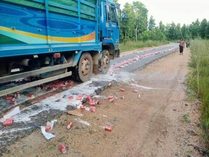 ဖမ်းဆီးရမိသော စစ်ကောင်စီတပ်ထုတ်ကုန် Dagon ဘီယာများအား ဖျက်ဆီးနေစဥ်။ဓာတ်ပုံ-တန့်ဆည် (ပကဖ)