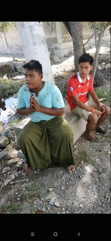 ဘက်ဟိုး​မောင်းသမား နှစ်ဦပြည်သူများက ဖမ်းဆီးထားစဥ်။ ဓါတ်ပုံ- ပြည်ကြီးတံခွန် သပိတ်အင်အားစု - မန္တလေး