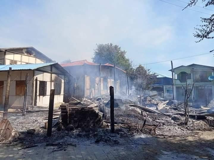အကြမ်းဖက်စစ်တပ် ဝင်ရောက်ဖျက်ဆီးမီးရှို့သွားသော တောင်မြို့ကျေးရွာအတွင်းအား တွေ့ရစဥ်။ ဓာတ်ပုံ- စစ်ကိုင်းမြို့နယ် သတင်းမှန်ပြန်ကြားရေး