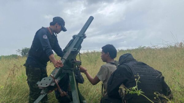 ကရင်နီတော်လှန်ရေးတပ်ပေါင်းစုမှ ရဲဘော်များ လက်နက်ကြီးပစ်ခတ်ရန် ပြင်ဆင်နေစဥ်၊ Karenni Revolution Union (KRU)