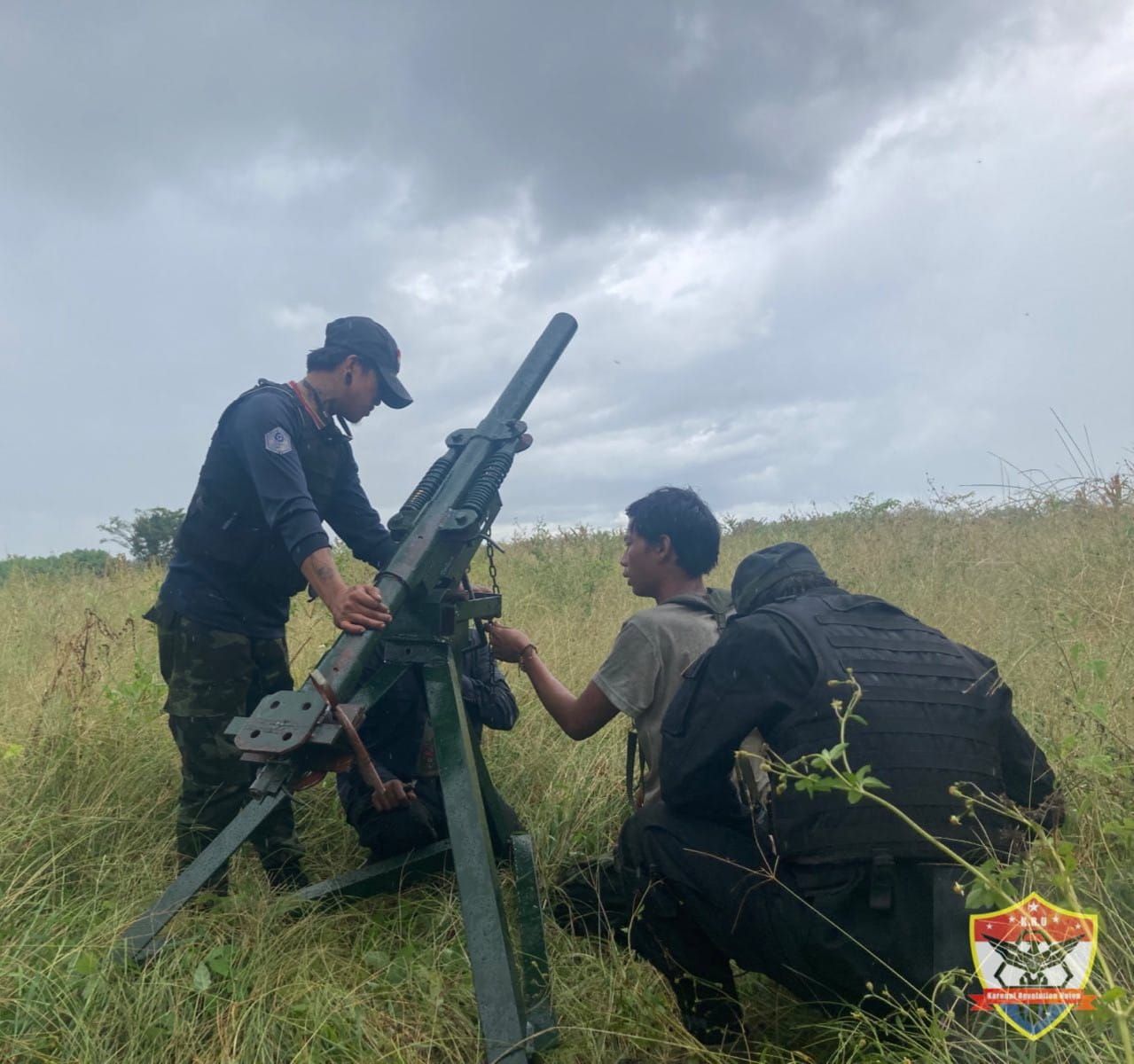 ကရင်နီတော်လှန်ရေးတပ်ပေါင်းစုမှ ရဲဘော်များ လက်နက်ကြီးပစ်ခတ်ရန် ပြင်ဆင်နေစဥ်၊ Karenni Revolution Union (KRU)