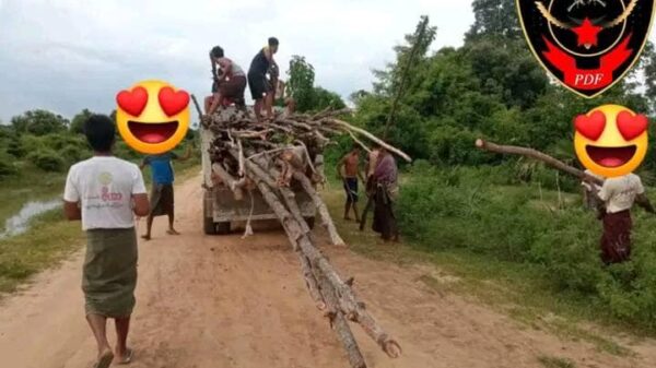 (မီးရှို့ခံရသည့်ကျေးရွာနေအိမ်အချို့အတွက် အိမ်ပြန်ဆောက်ရန်ကူညီနေသော Local Fighter Squadအဖွဲ့ဝင်များအား တွေ့ရစဉ်၊ ဓာတ်ပုံ-LFS)