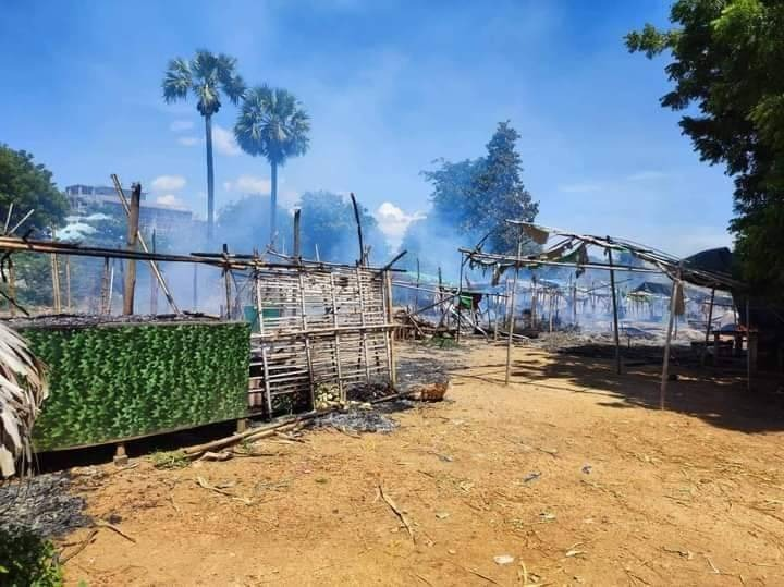 ရေစကြိုမြို့ ယာယီဘောလုံးကွင်းစျေးအား စစ်ကောင်စီတပ်နှင့် ပျူများက မီးရှို့ဖျက်ဆီးသွားစဥ်။ဓာတ်ပုံ-ရေစကြိုသတင်းပေါင်းစုံ မီဒီယာ