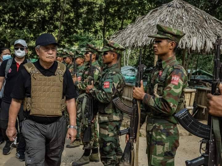 NUG ယာယီသမ္မတ နှင့်PDF တပ်ဖွဲ့ဝင်များ ။ဓါတ်ပုံ-NUG