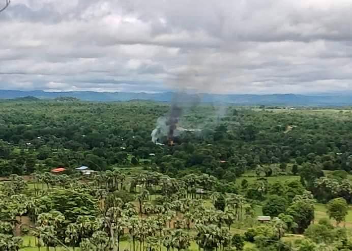(သြဂုတ် ၁၃ရက် နံနက်ပိုင်းက ပေါက်ခေါင်းရွာနှင့် သဒွတ်(အရှေ့)ရွာကို အကြမ်းဖက်စစ်ကောင်စီ တပ်က မီးရှို့ဖျက်ဆီးခဲ့စဉ်။ဓာတ်ပုံ-We Love Myaing)