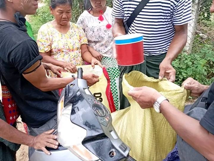 မူးကမ်းကြီးရွာ အိမ်မီးရှို့ခံရသည့် ပြည်သူများအား လှူဒါန်းနေစဥ်။ ဓာတ်ပုံ-KURDAF