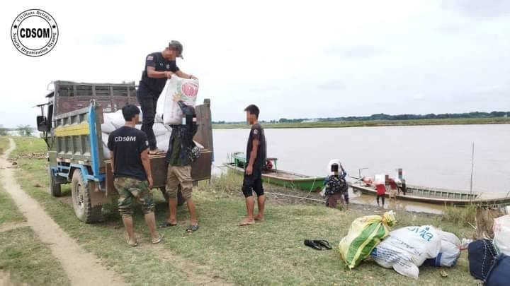 (ရေစကြိုနယ်ရှိ မီးရှို့ခံရသော ကျေးရွာများအား မြောင် CDSOMအဖွဲ့ သွားရောက်လှူဒါန်းနေစဥ်။ ဓာတ်ပုံ - CDSOM)