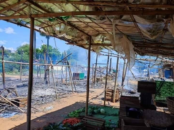 ရေစကြိုမြို့ ယာယီဘောလုံးကွင်းစျေးအား စစ်ကောင်စီတပ်နှင့် ပျူများက မီးရှို့ဖျက်ဆီးသွားစဥ်။ဓာတ်ပုံ-ရေစကြိုသတင်းပေါင်းစုံ မီဒီယာ