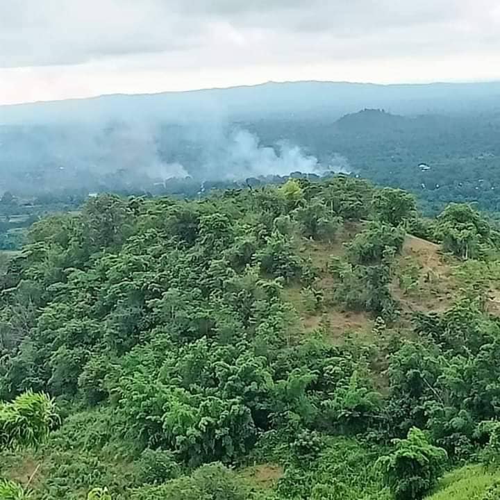 ဝယ်တောင်(မြောက်)ရွာအား စစ်ကောင်စီတပ်က မီးရှို့ဖျက်ဆီးနေသည်ကို တွေ့ရစဥ်၊ဓာတ်ပုံ-We Love Myaing