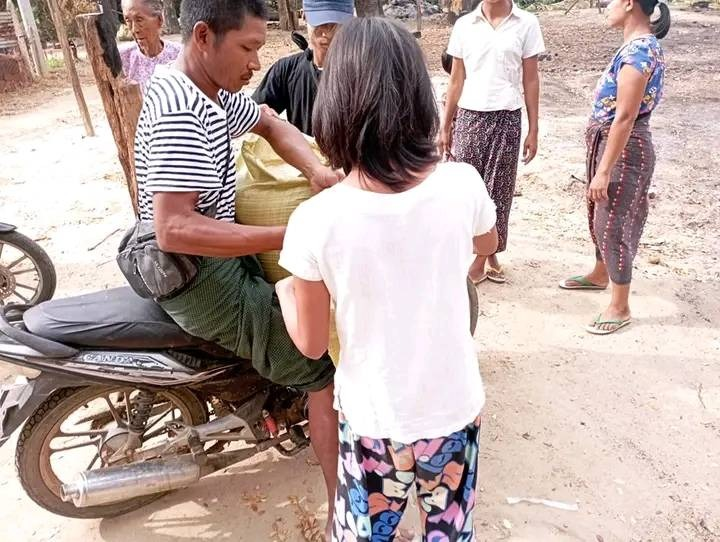 မူးကမ်းကြီးရွာ အိမ်မီးရှို့ခံရသည့် ပြည်သူများအား လှူဒါန်းနေစဥ်။ ဓာတ်ပုံ-KURDAF