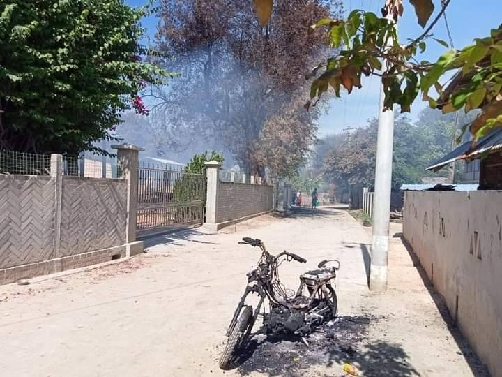 အကြမ်းဖက်စစ်တပ် ဝင်ရောက်ဖျက်ဆီးမီးရှို့သွားသော တောင်မြို့ကျေးရွာအတွင်းအား တွေ့ရစဥ်။ ဓာတ်ပုံ- စစ်ကိုင်းမြို့နယ် သတင်းမှန်ပြန်ကြားရေး