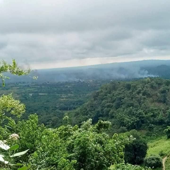 ဝယ်တောင်(မြောက်)ရွာအား စစ်ကောင်စီတပ်က မီးရှို့ဖျက်ဆီးနေသည်ကို တွေ့ရစဥ်၊ဓာတ်ပုံ-We Love Myaing