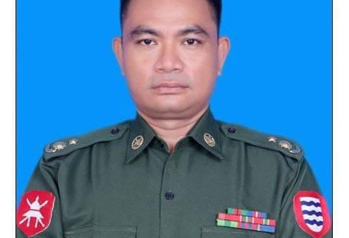 စစ်ဆေးစဥ်ထွက်ပြေး၍ ပစ်ခတ်ခံရပြီးသေဆုံးသွားသော ဒုဗိုလ်မှူးကြီးဆိုသူ၏ ဓာတ်ပုံနှင့် ၎င်းစီးနင်းလာသည်ဟု ယူဆရသည့်ဆိုင်ကယ်အား မြိုင်(ပ.က.ဖ)က ထုတ်ပြန်ထားစဥ်။ ဓာတ်ပုံ-မြိုင် ပ.က.ဖ