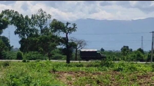 သြဂုတ် ၁၃ ရက်က ရန်ကုန်-မန္တလေးလမ်းဟောင်းပေါ်တွင် တိုက်ခိုက်ခံခဲ့ရသည့် သံချ​ပ်ကာသင်တန်းဆင်းများလိုက်ပါလာသော အကြမ်းဖက်စစ်တပ်ယာဥ်အား တွေ့ရစဥ်။ဓာတ်ပုံ-WTRF